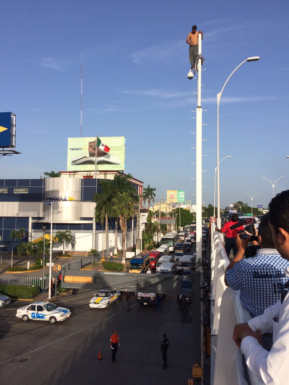 Detienen a hombre que intentaba suicidarse en Villahermosa - suicida-villahermosa-2