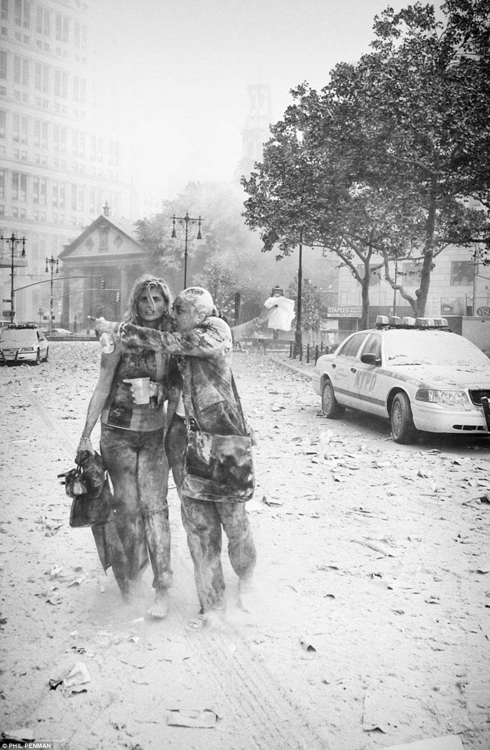 Galería: fotógrafo capta sobrevivientes del ataque a las Torres Gemelas - tg11