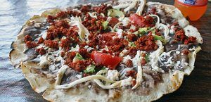 Los 10 platillos mexicanos dignos de presumirse en estas fiestas patrias - tlayuda-300x145