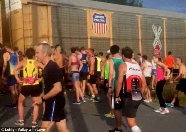 Tren interrumpe maratón y arruina planes de corredores - tren-2-1