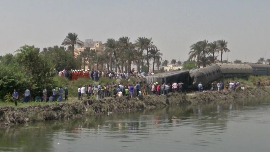 Mueren 5 personas al descarrilar un tren en Egipto - tren-2