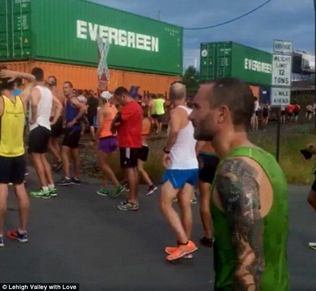 Tren interrumpe maratón y arruina planes de corredores - tren-3-1