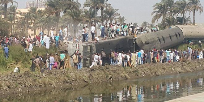 Mueren 5 personas al descarrilar un tren en Egipto - tren-3