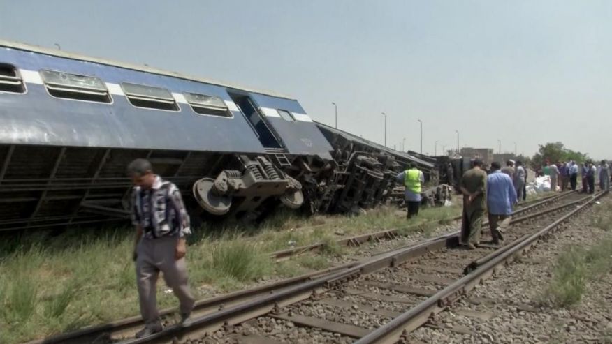 Mueren 5 personas al descarrilar un tren en Egipto