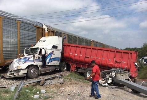 Tren arrolla tráiler en Nuevo León