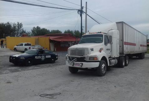 Roban tráiler y secuestran a chofer en Nuevo León