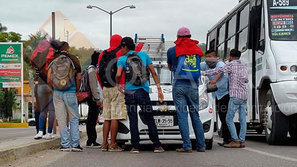 Normalistas retienen autobuses y vehículos de empresas en Oaxaca