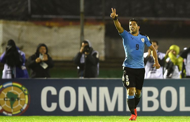Uruguay golea para encabezar la eliminatoria sudamericana