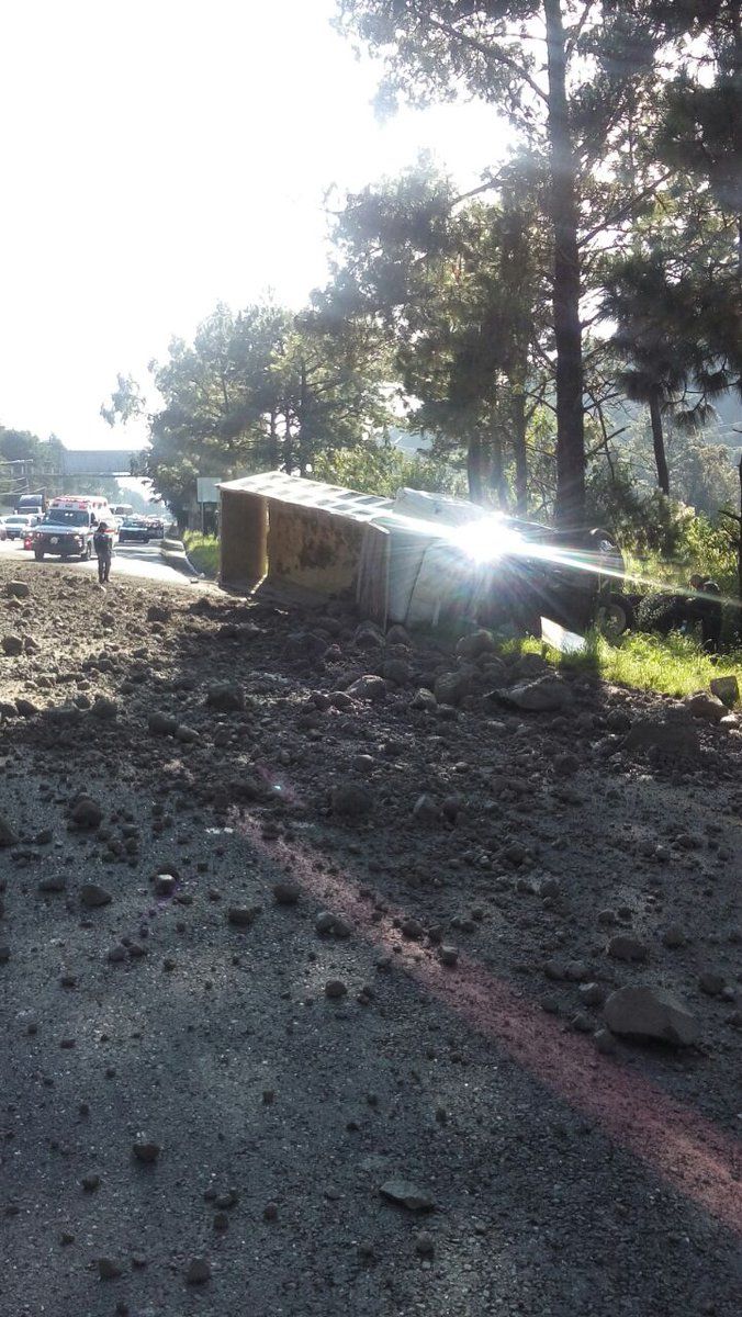 Volcadura de camión provoca caos en la México-Toluca - volcadura-mexico-toluca-2