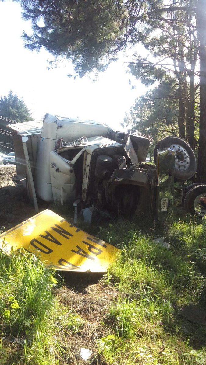 Volcadura de camión provoca caos en la México-Toluca - volcadura-mexico-toluca-3