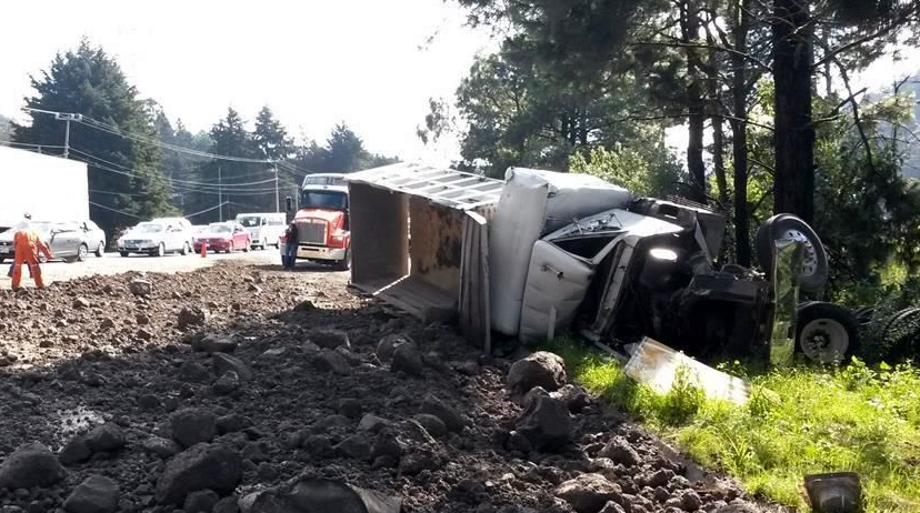 Volcadura de camión provoca caos en la México-Toluca Volcadura de camión provoca caos en la México-Toluca