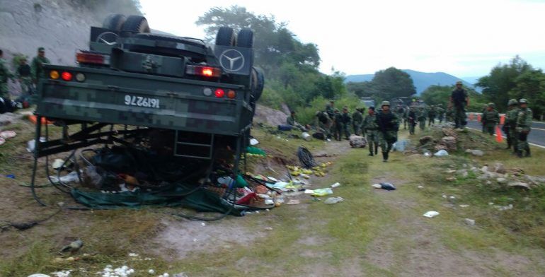 Volcadura de camión militar deja 27 heridos en Guerrero
