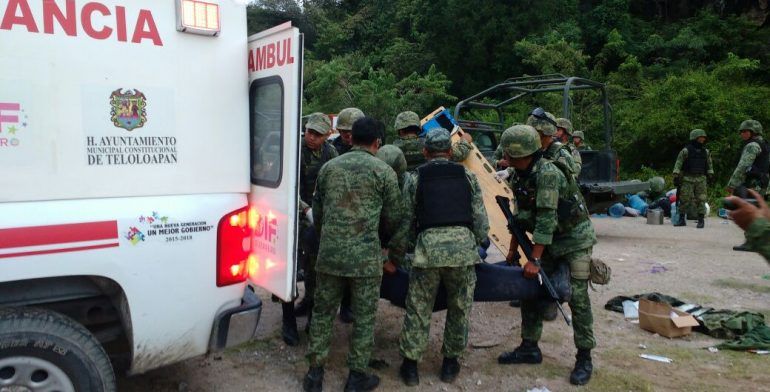 Volcadura de camión militar deja 27 heridos en Guerrero - volcadura-militares-guerrero1