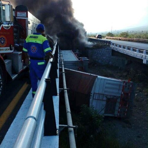 Chofer de tráiler resulta ileso luego de volcar su vehículo - volcadura