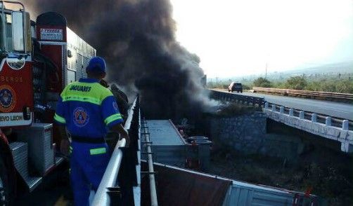Chofer de tráiler resulta ileso luego de volcar su vehículo