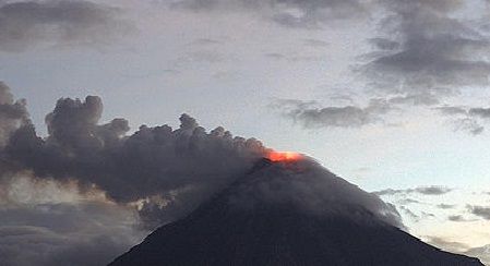 Continúa emisión de material incandescente en volcán de Colima