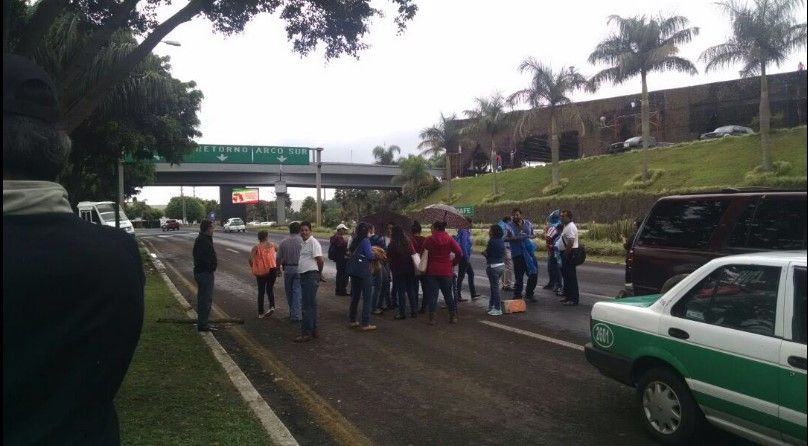 Profesores de Xalapa realizan bloqueos