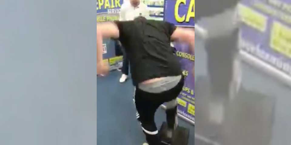 Video: hombre destroza Xbox de tienda por perder en FIFA 17