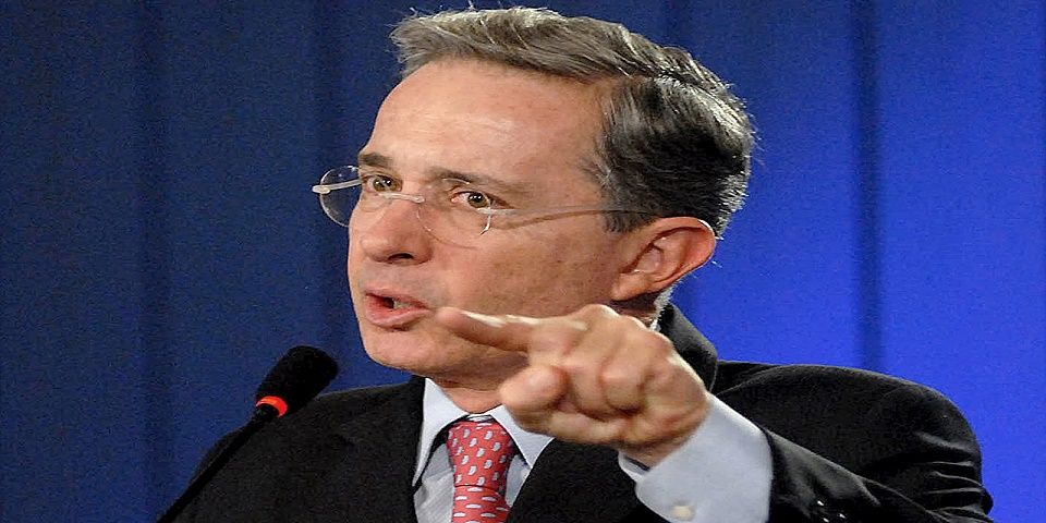 Álvaro Uribe cuestiona acuerdo de paz en Colombia