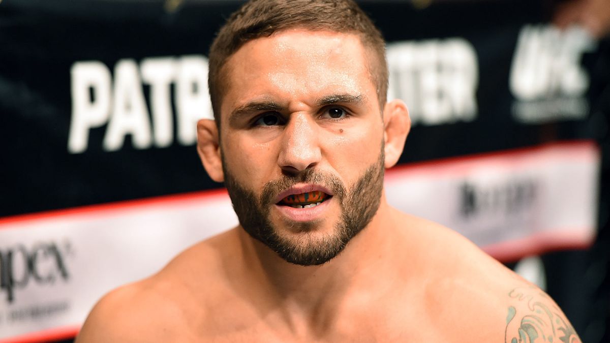 Peleador de la UFC suspendido se convierte en cazador