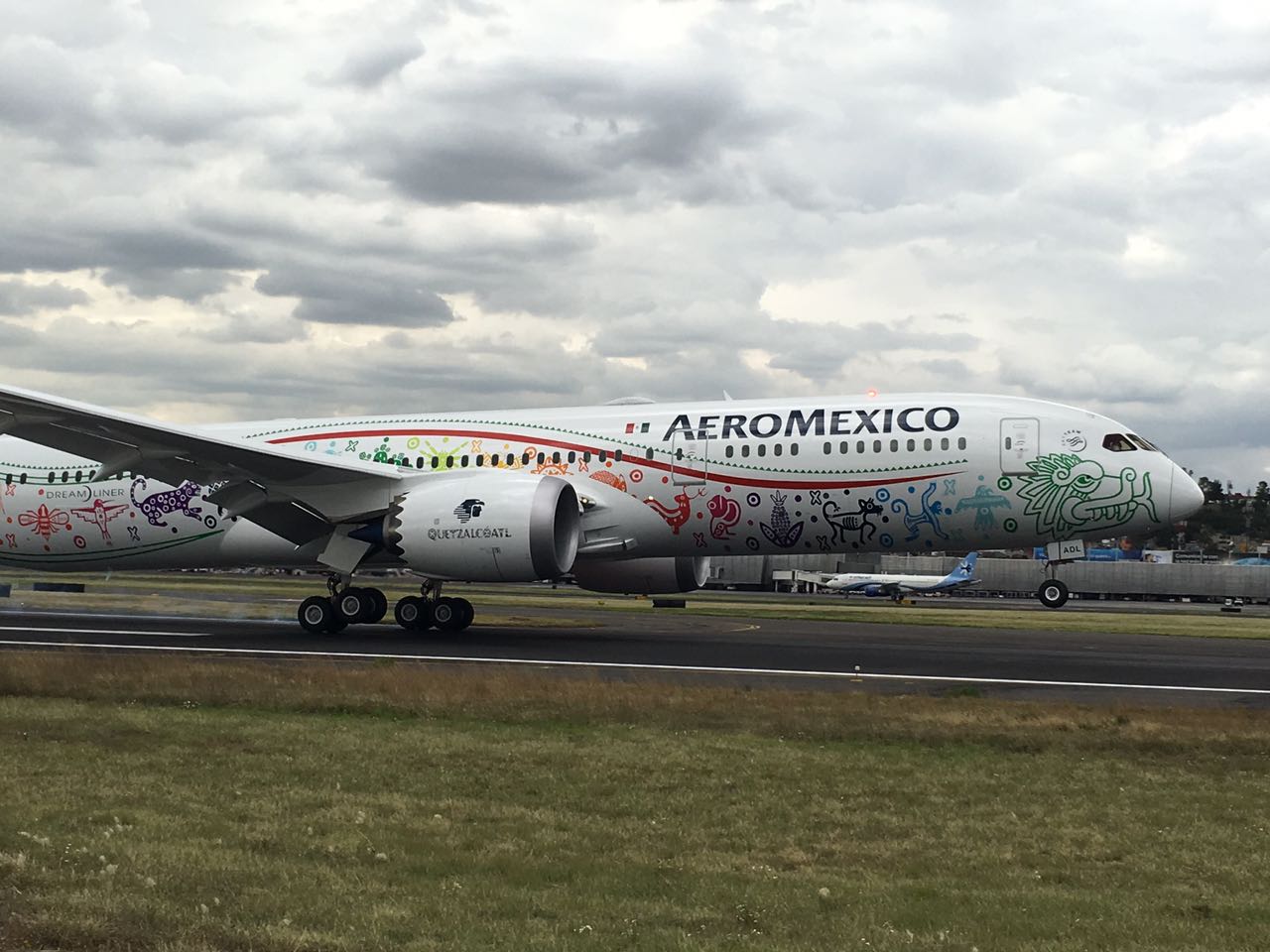 Aterriza en México el nuevo avión de Aeroméxico - 14699562_10154394411661140_1019763639_o