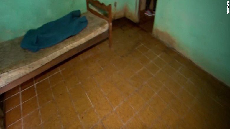 Rescatan a joven que pasó 15 años encerrado por su familia en un sótano - 161026171827-brazil-captive-room-1-exlarge-169