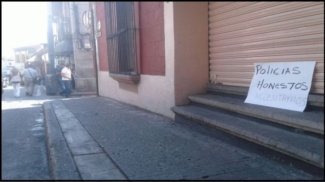 Comerciantes cierran establecimientos en protesta contra Cuauhtémoc Blanco - 20161011_18_56_CuernavacaLocalesCerrados_GF