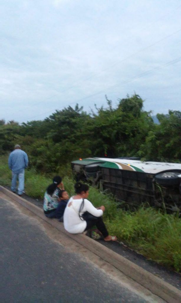 Volcadura de autobús de pasajeros en Tecpan deja cuatro heridos - 276278f0-c784-4d5f-8de0-c892b1c4f41d-614x1024