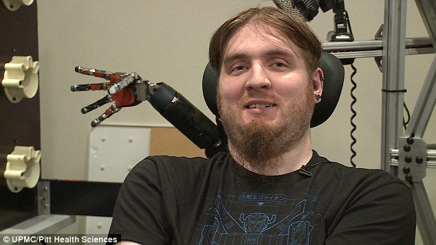 Video: hombre paralítico recupera sentido del tacto con mano robótica