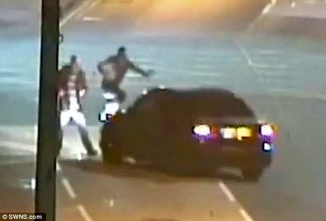 Video: conductor atropella intencionalmente a dos peatones Video: conductor atropella intencionalmente a dos peatones