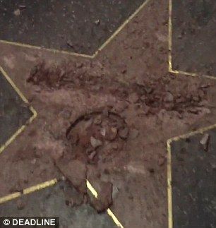 Detienen al sospechoso de vandalizar la estrella de Trump en Hollywood - 39BE1B7600000578-3879200-Ruined_The_vandalism_was_carried_ou_by_a_man_wearing_a_construct-m-29_1477586095773