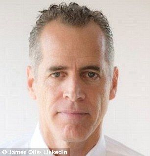 Hombre que destruyó la estrella de Trump podría ir a la cárcel - 39C789AA00000578-3879200-Arrested_James_Otis_pictured_was_arrested_Thursday_morning_after-a-44_1477588879873