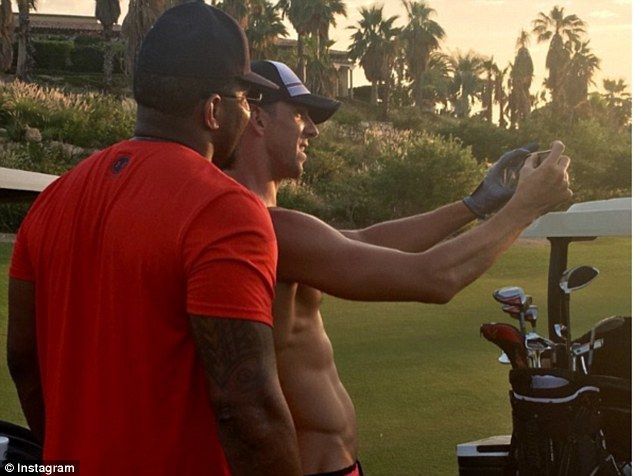 Michael Phelps comparte fotos de su boda en playa mexicana - 39D19E6900000578-3883054-Meta_Lewis_later_shared_a_photo_of_himself_and_Phelps_while_the_-m-72_1477673490859