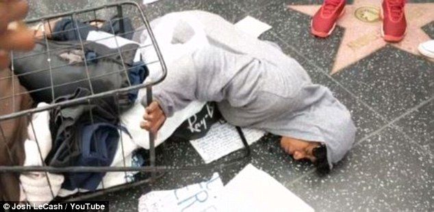 Video: atacan a indigente que apoya a Donald Trump Video: atacan a indigente que apoya a Donald Trump