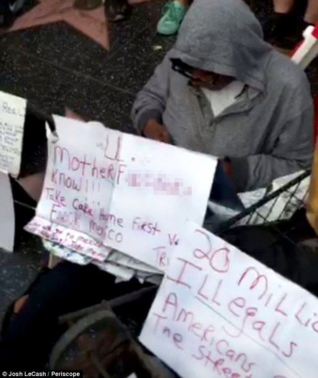 Video: atacan a indigente que apoya a Donald Trump - 39DC7E5200000578-3885714-image-a-27_1477796940646