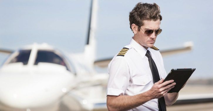 Detienen a piloto por volar en estado de ebriedad Detienen a piloto por volar en estado de ebriedad