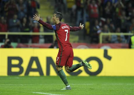 CR7 anota cuatro en goleada de Portugal - 460x-4
