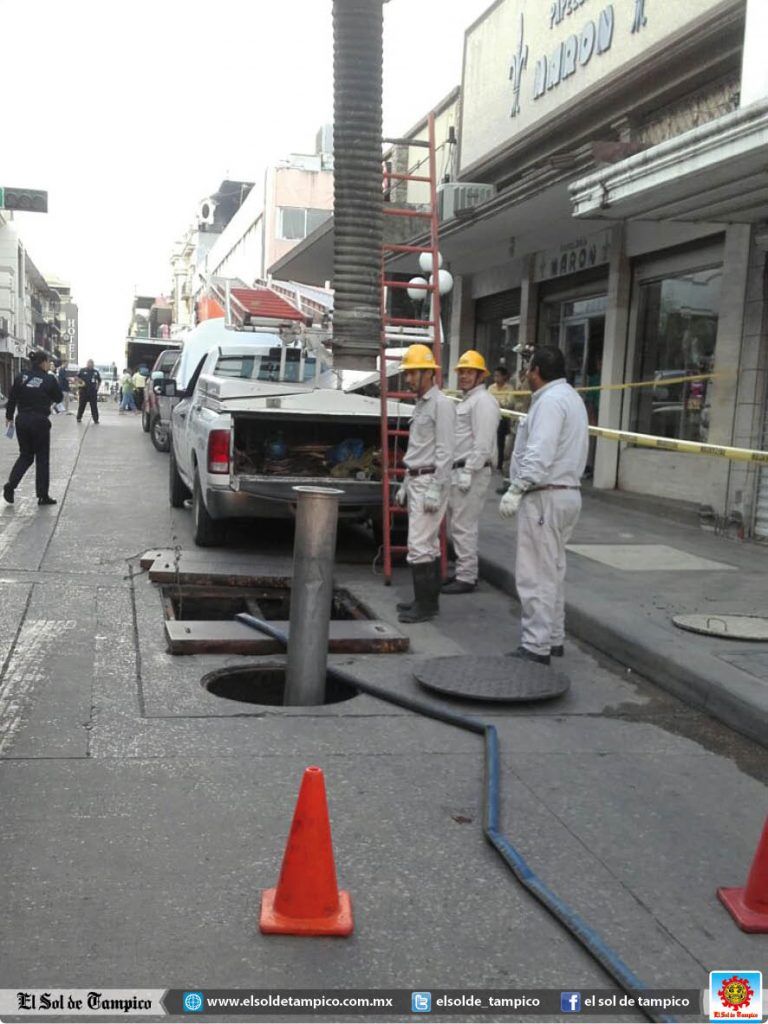 Explota registro subterráneo de la CFE en centro de Tampico - 9-13-768x1024