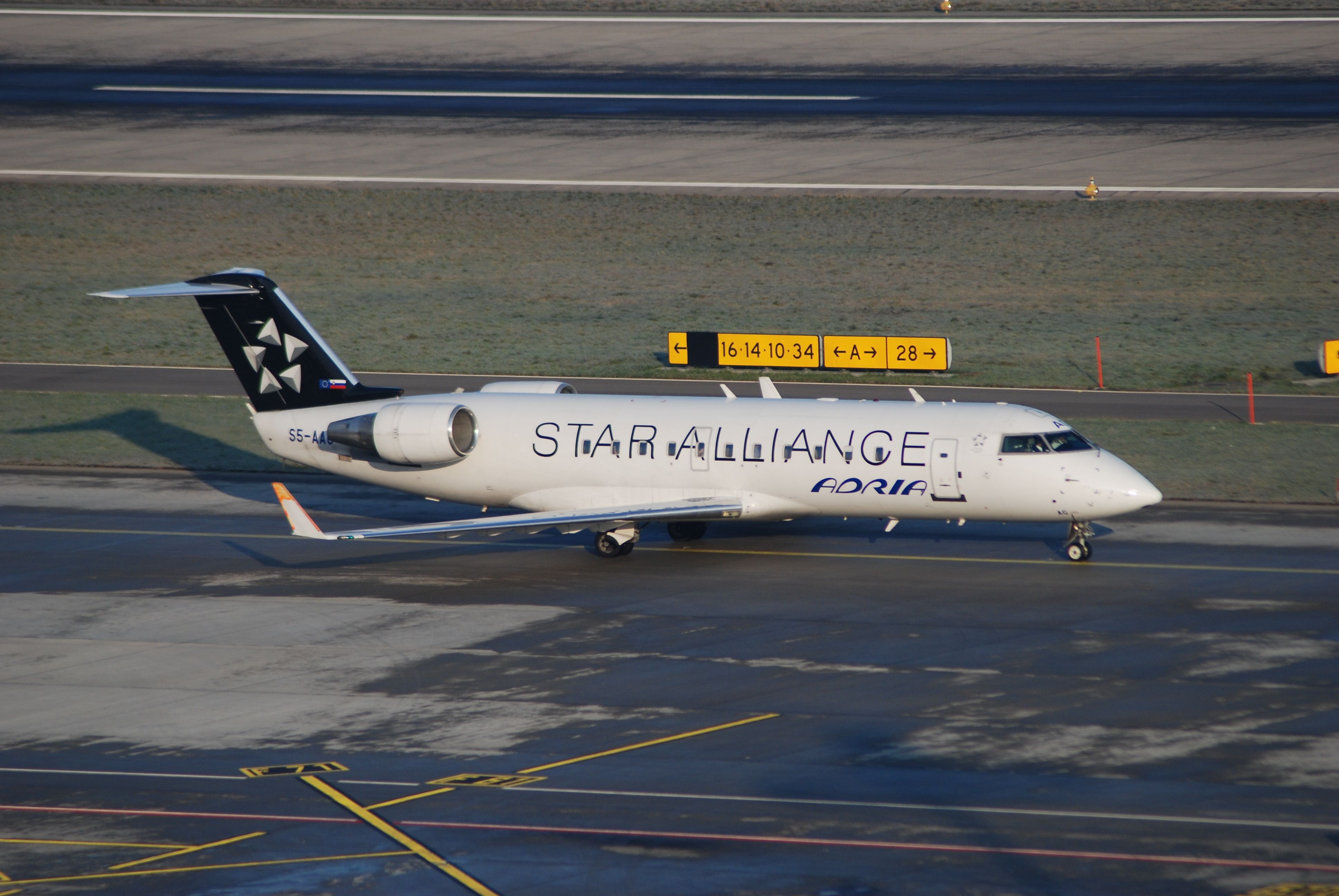 Detienen a piloto por volar en estado de ebriedad - Adria_Airways_Canadair_CRJ-200_S5-AAG@ZRH21.12.2006_441dt_4277120759