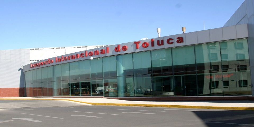 Cierran Aeropuerto de Toluca tras despiste de avión