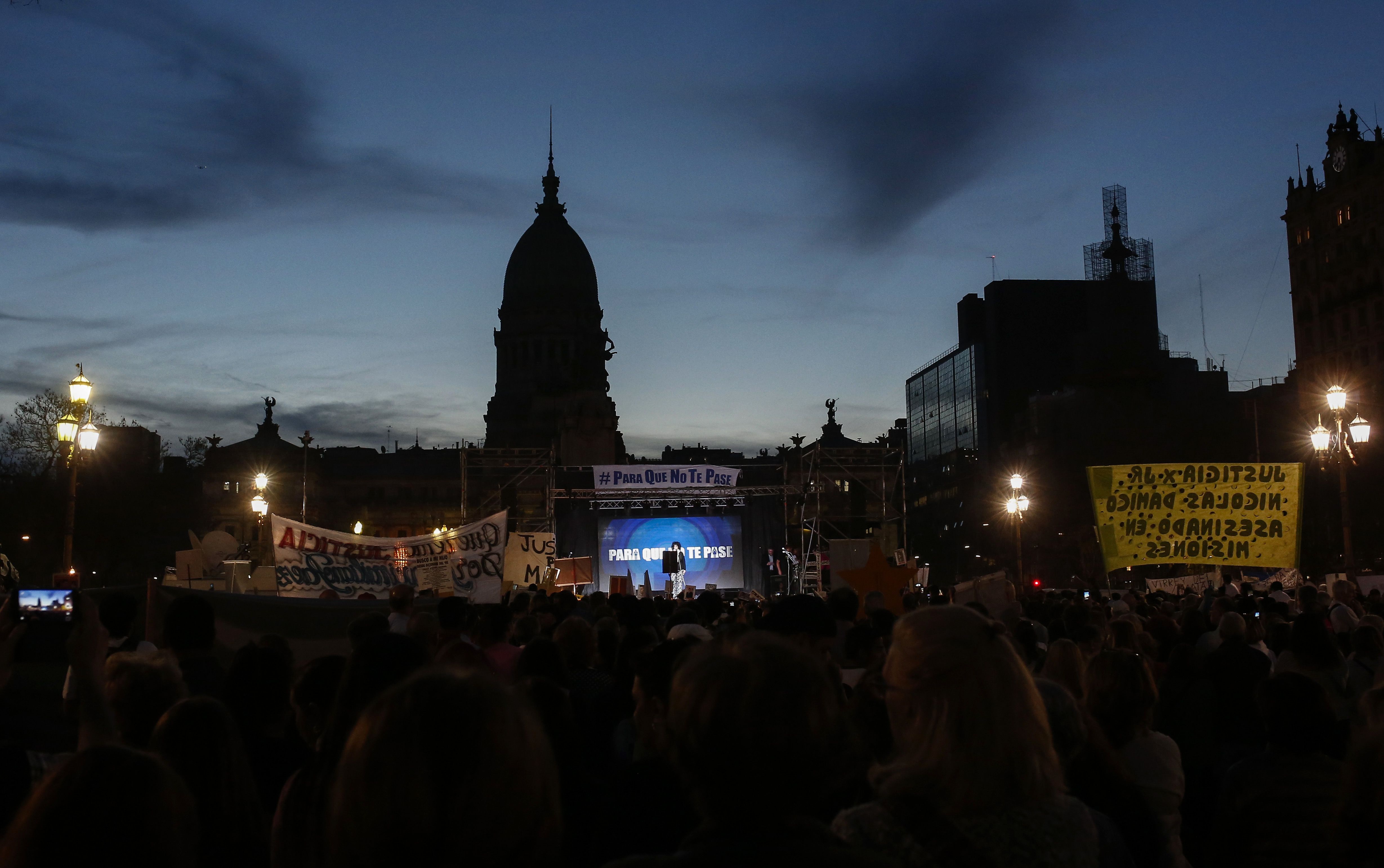 Protestan cientos en Buenos Aires contra la inseguridad