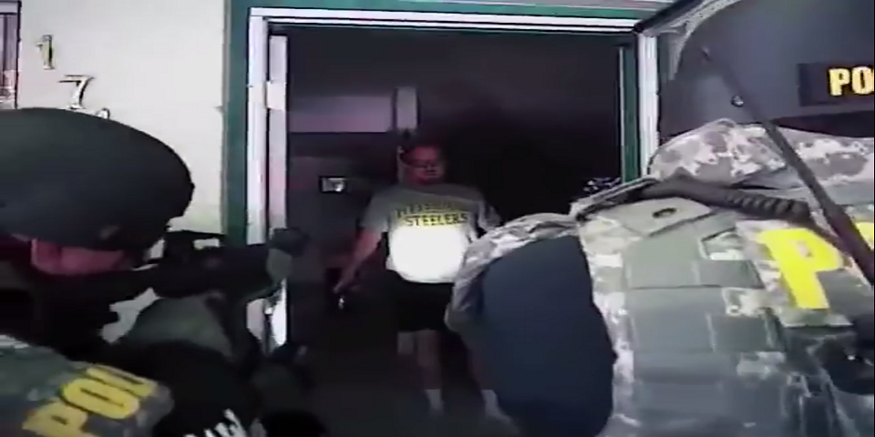 Video: hombre abre fuego contra la policía antes de morir