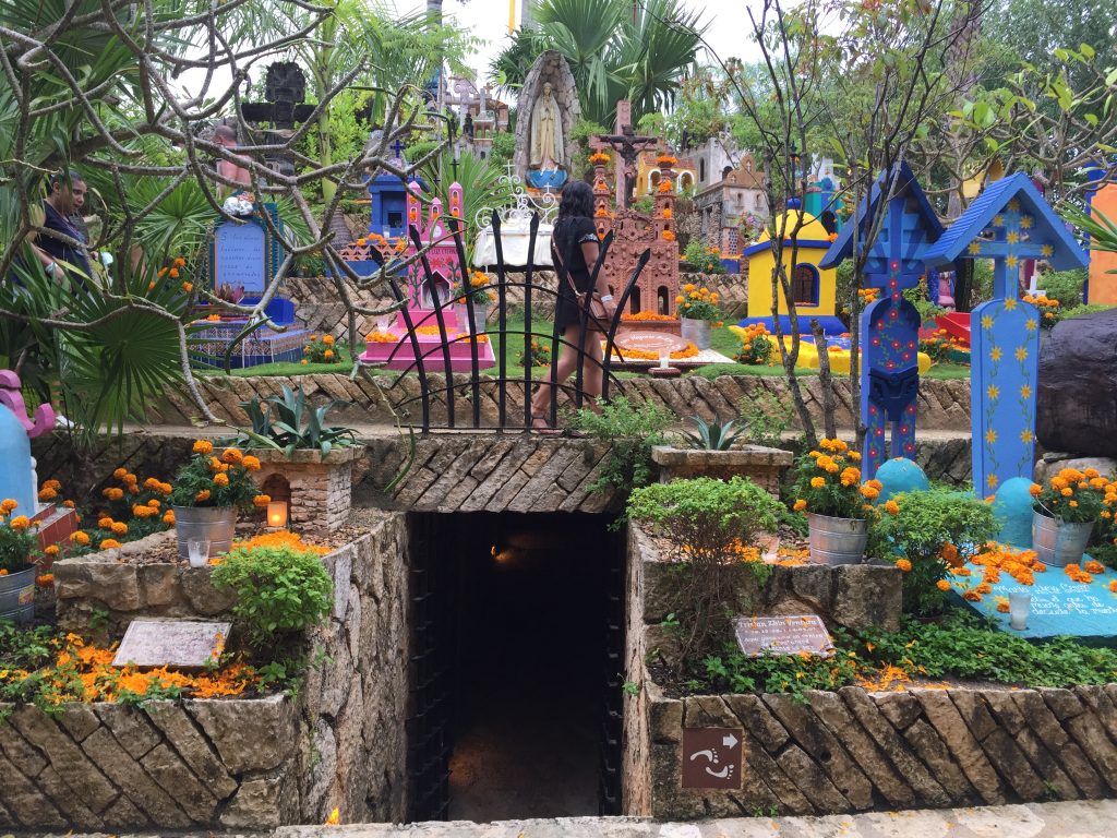 Una opción para celebrar Día de Muertos en la Riviera Maya - Atracciones-de-Xcaret-como-el-panteón-se-visten-de-gala-en-esta-celebración-1024x768