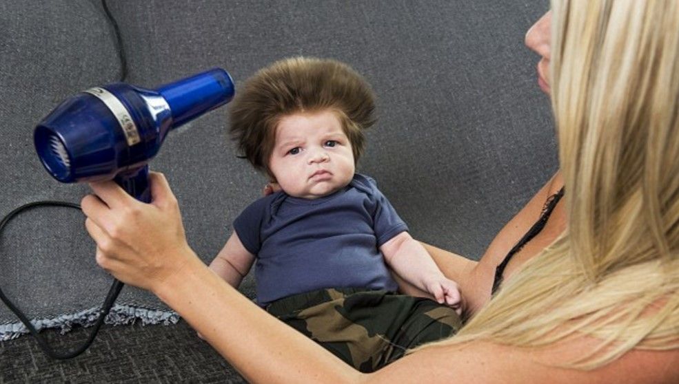 Bebé con mucho cabello se vuelve viral en redes