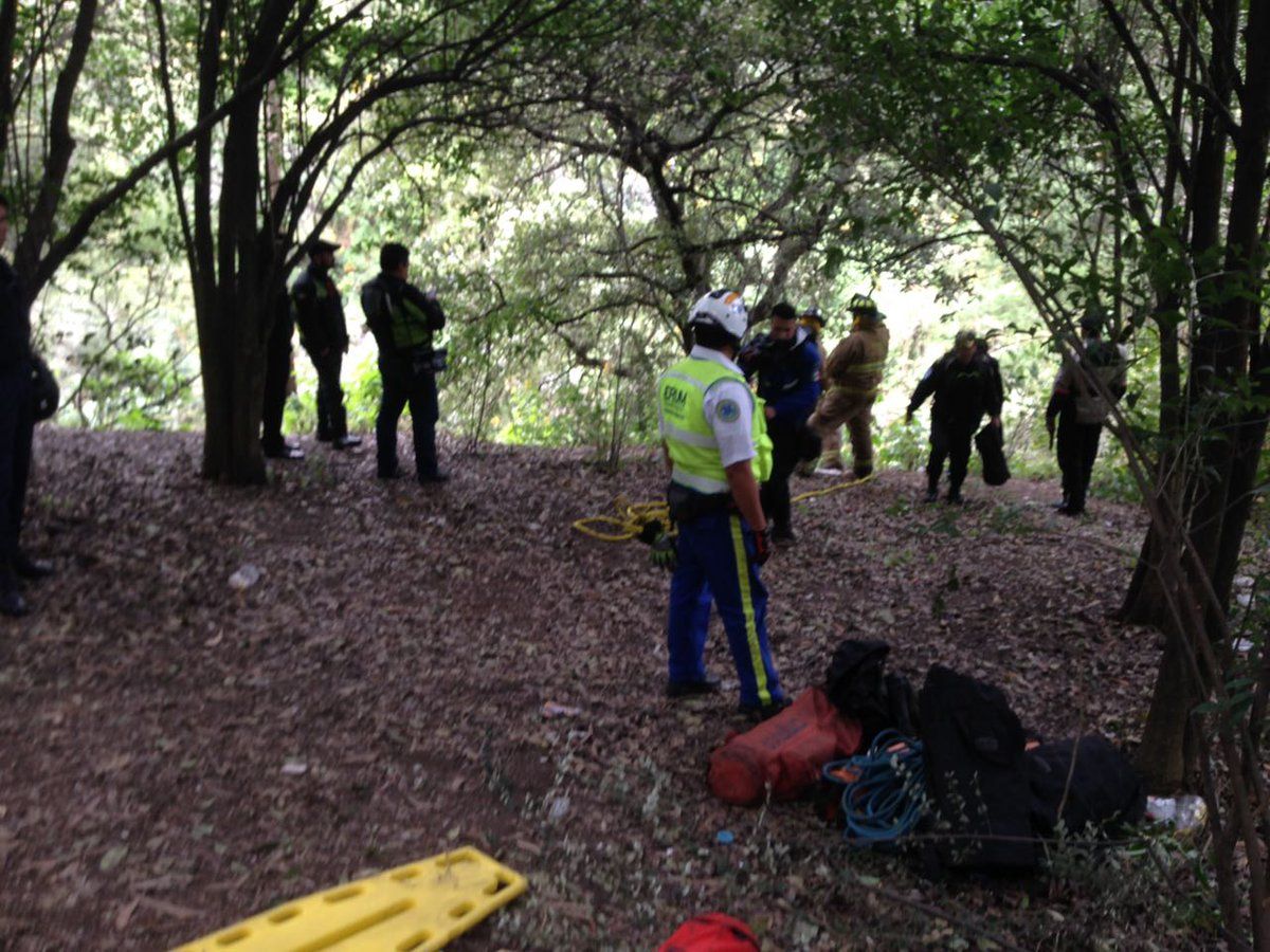 Rescatan a jóvenes que cayeron a barranco en Chapultepec
