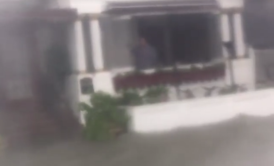 Video: quedan atrapados por el paso de Matthew en Florida