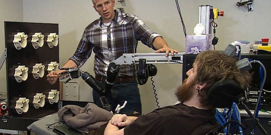 Video: hombre paralítico recupera sentido del tacto con mano robótica - Captura-de-pantalla-2016-10-13-a-las-14.24.32