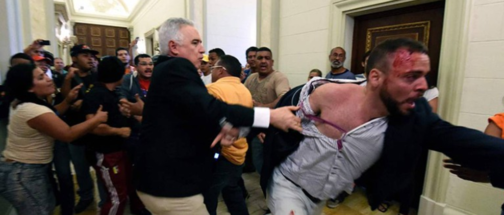 Video: chavistas asaltan el Parlamento de Venezuela