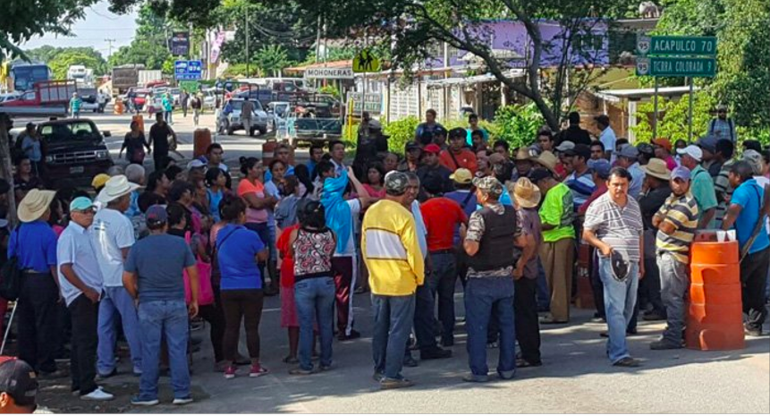 Policías comunitarios se enfrentaron en Guerrero Policías comunitarios se enfrentaron en Guerrero