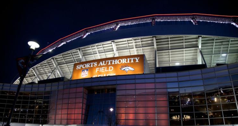 Aficionado de la NFL muere tras caída en estadio